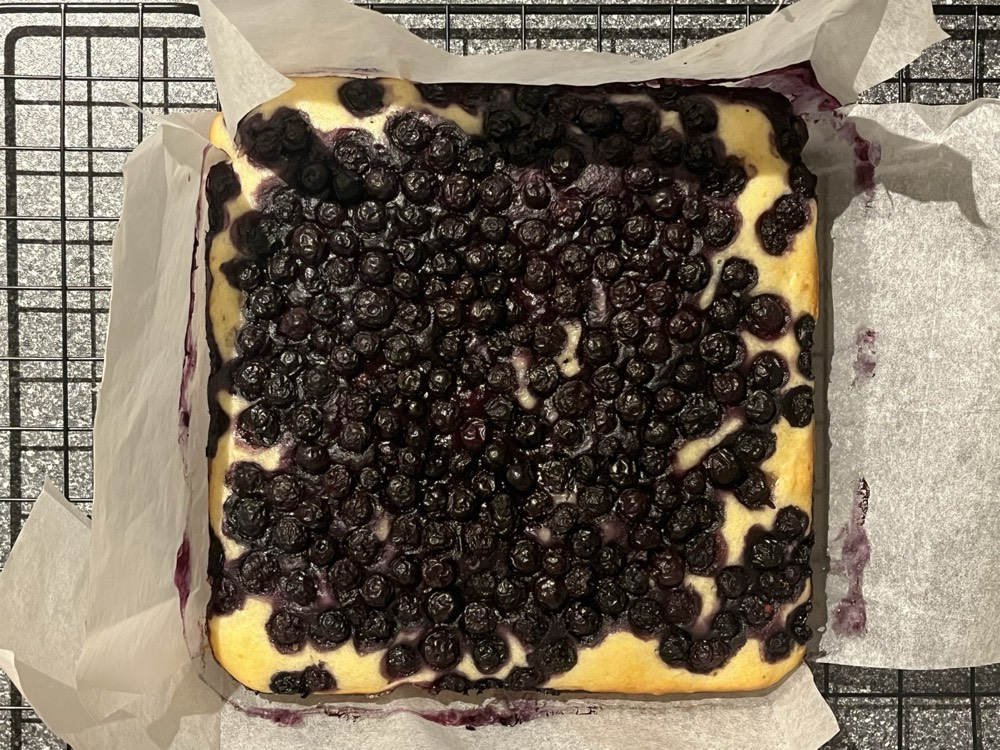 Berry yoghurt traybake